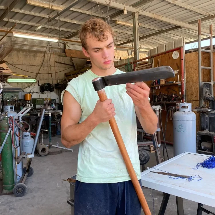 בני אלרועי עם כלי שחישלתי