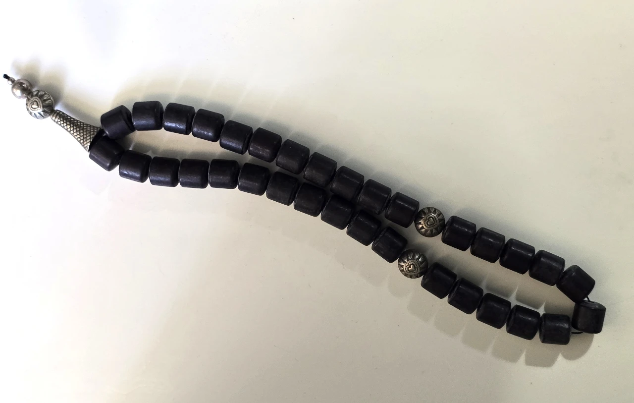 מחרוזת תפילה העשויה מחרוזי עץ ושלוב מתכת בעלת 33 חרוזים