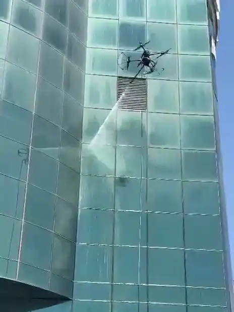 ניקוי חלונות עם רחפן וחזיתות – פתרון בטוח ויעיל | CleaX