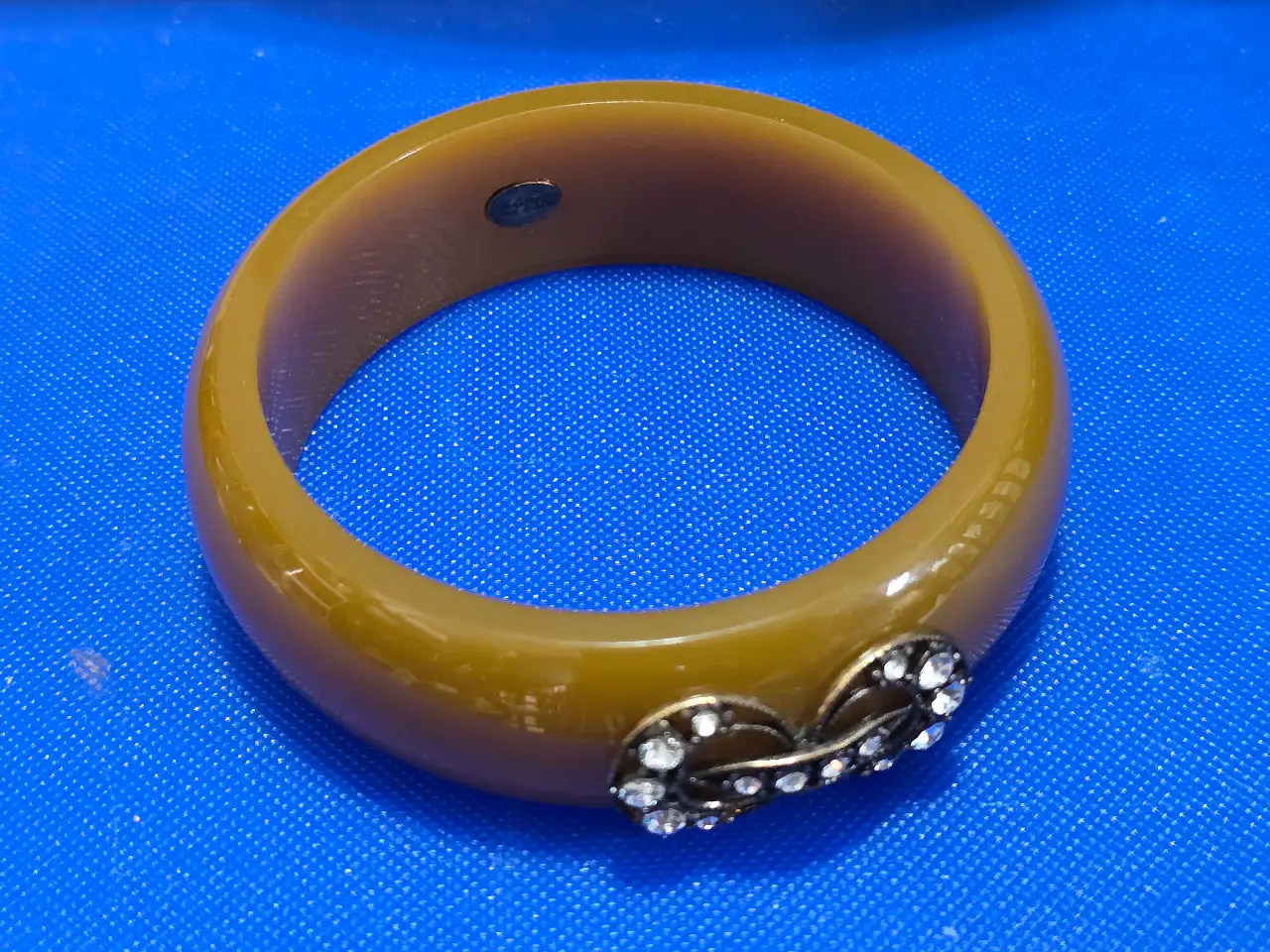 צמיד בקלית בצבע דבש שלוב של זרקונים הצמיד וינט'ג צמיד מהמם אחד ויחיד חתום שם היצרן