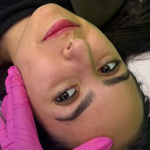 עיצוב גבות טבעיות