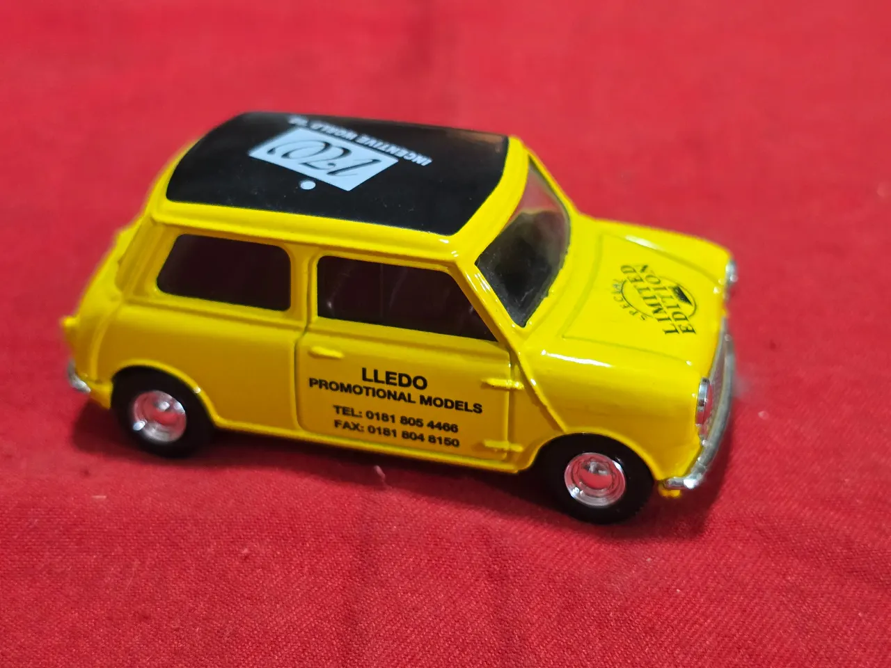 דגם רכב MORRIS MINI COOPER משנת 1964 ממתכת תוצרת Lledo אנגליה דגם איכותי ממתכת.פריט אספנות מבוקש.  מידות הקופסה 14.5X7X4 ס"מ.  מצב: 	כמו חדש שימוש