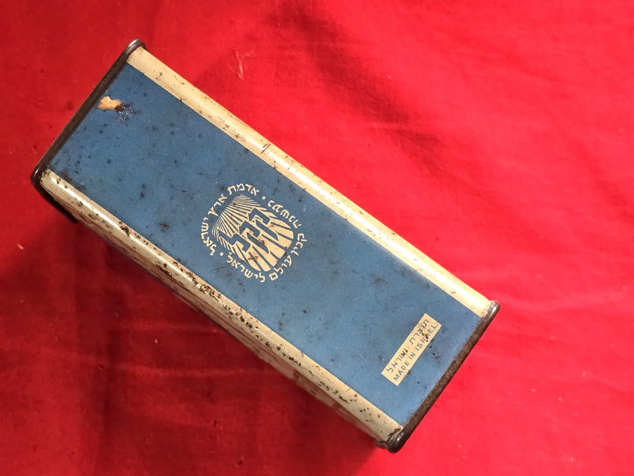 קופת צדקה - קרן קיימת לישראל    איור של מפת ישראל עם ציון של הערים הגדולות ודגל ישראל  14*9 סמ' תוצרת אלברט זלצמן ירושלים היחודי בקופה זו שעקבה מופיעה על המפה קופסה זו משנות ה.40\50