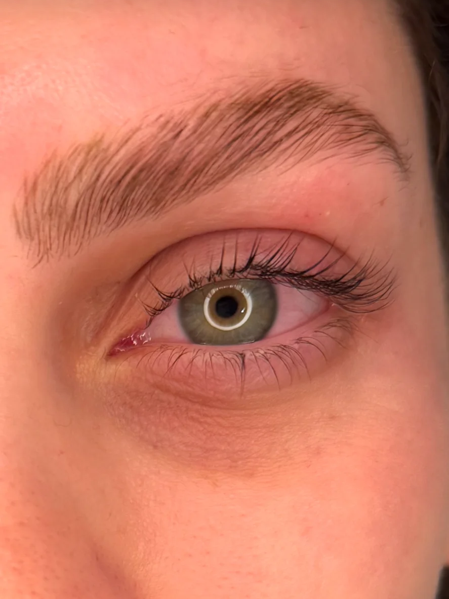 הרמת גבות + עיצוב גבות טבעיות