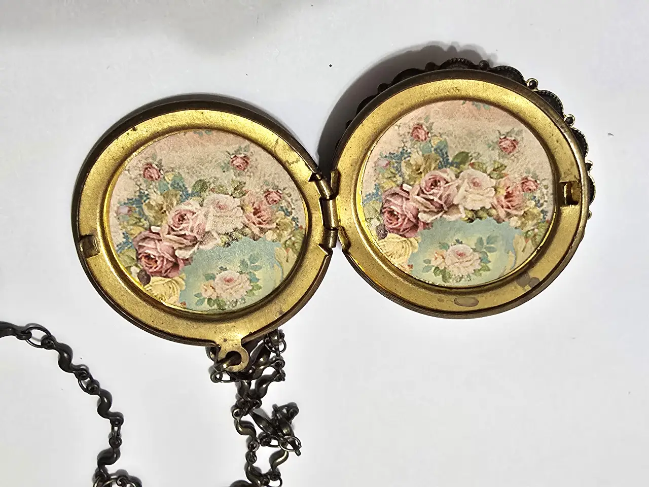 שרשרת עם תליון לוקרא של מיכל נגרין שבוץ אבני סברובסקי ואמיאל עם ורדים