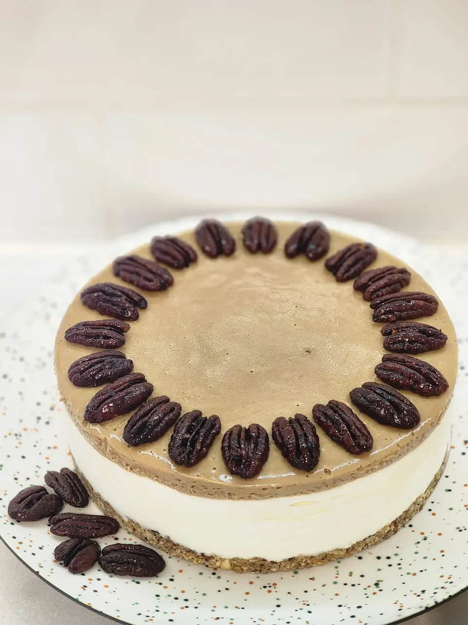 עוגת מוס עם ציפוי קרמל ואגוזי פקאן