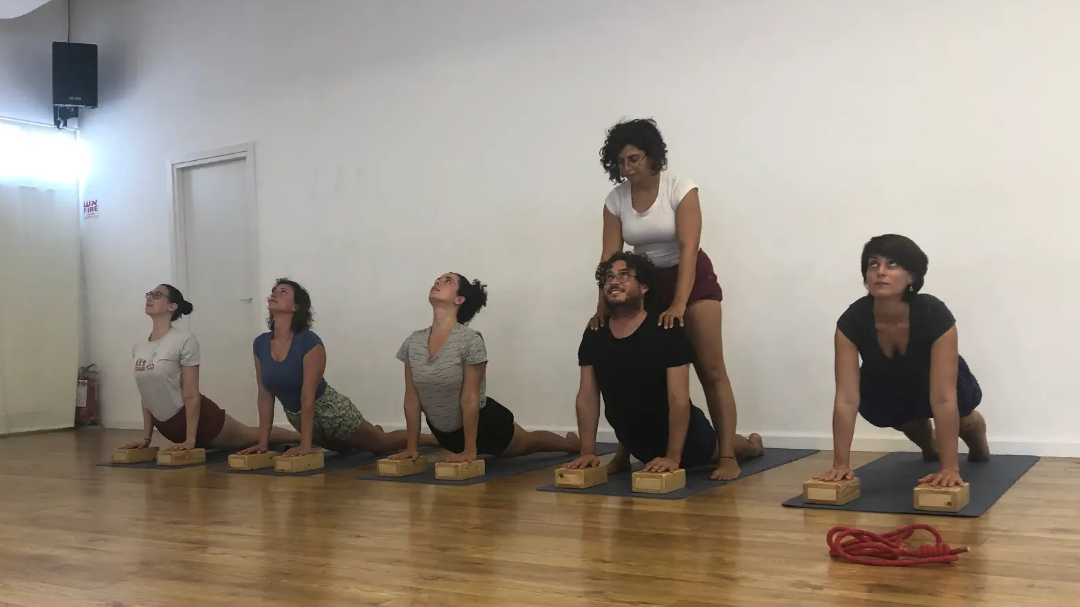 סדנת יוגה קבוצתית