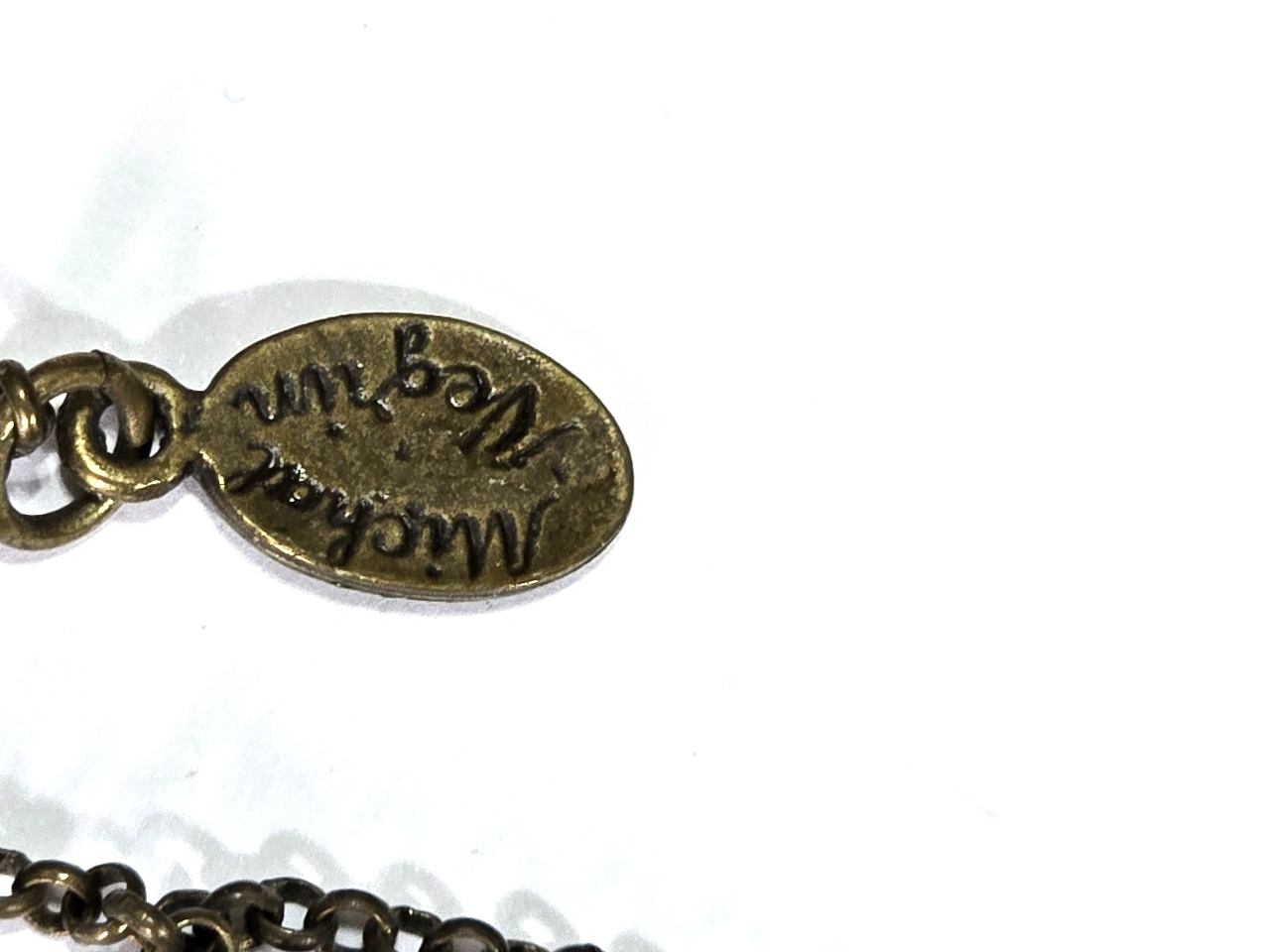 שרשרת עם תליון חמסה של מיכל נגרין התליון עם אמיאל מעוטר בפרחים אבני סברובסקי ובמרכז התליון זוג נההבים מידות בתמונות