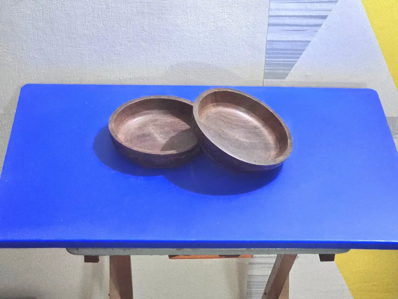 לוט שתי קערות עץ עם גילופים אפריקאיים 15 ס"מ קוטר