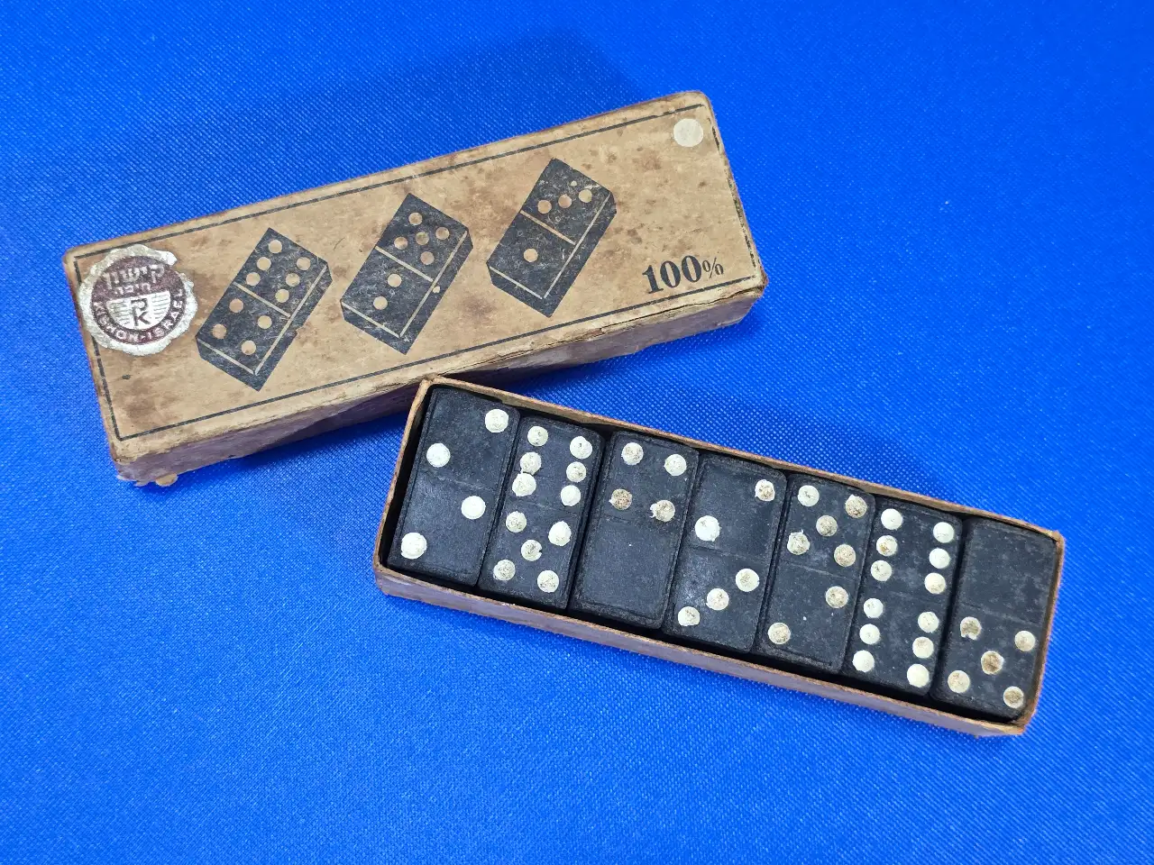 משחק דומינו יצור ישראלי שפעל בשנות ה.50-60-70 מפעל קישון האבנים הם אבני עץ בשחור אספנות ישראילנה