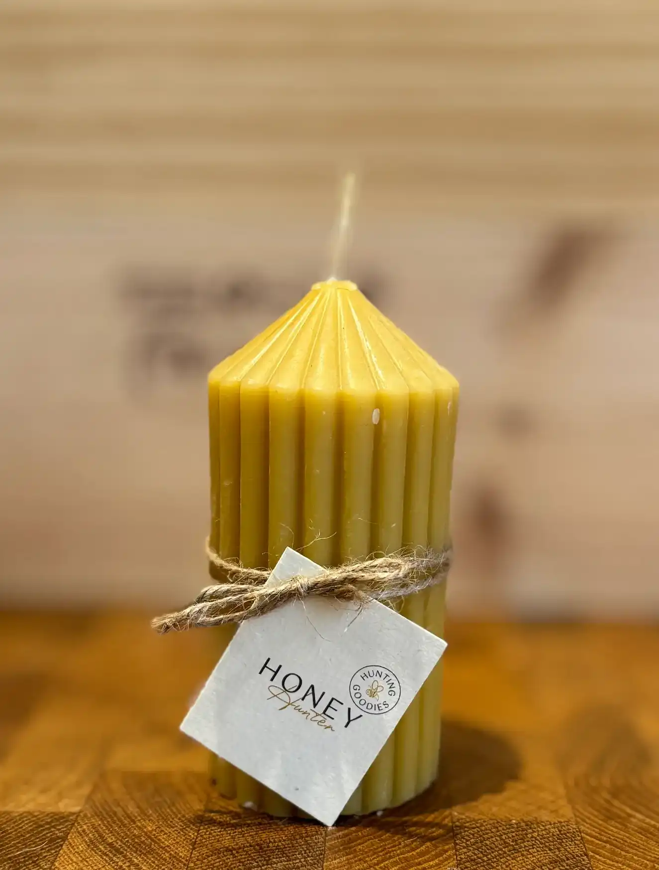 נר יצוק טבעי בריח דבש עדין בעיצוב נקי ונעים | Honey Hunter