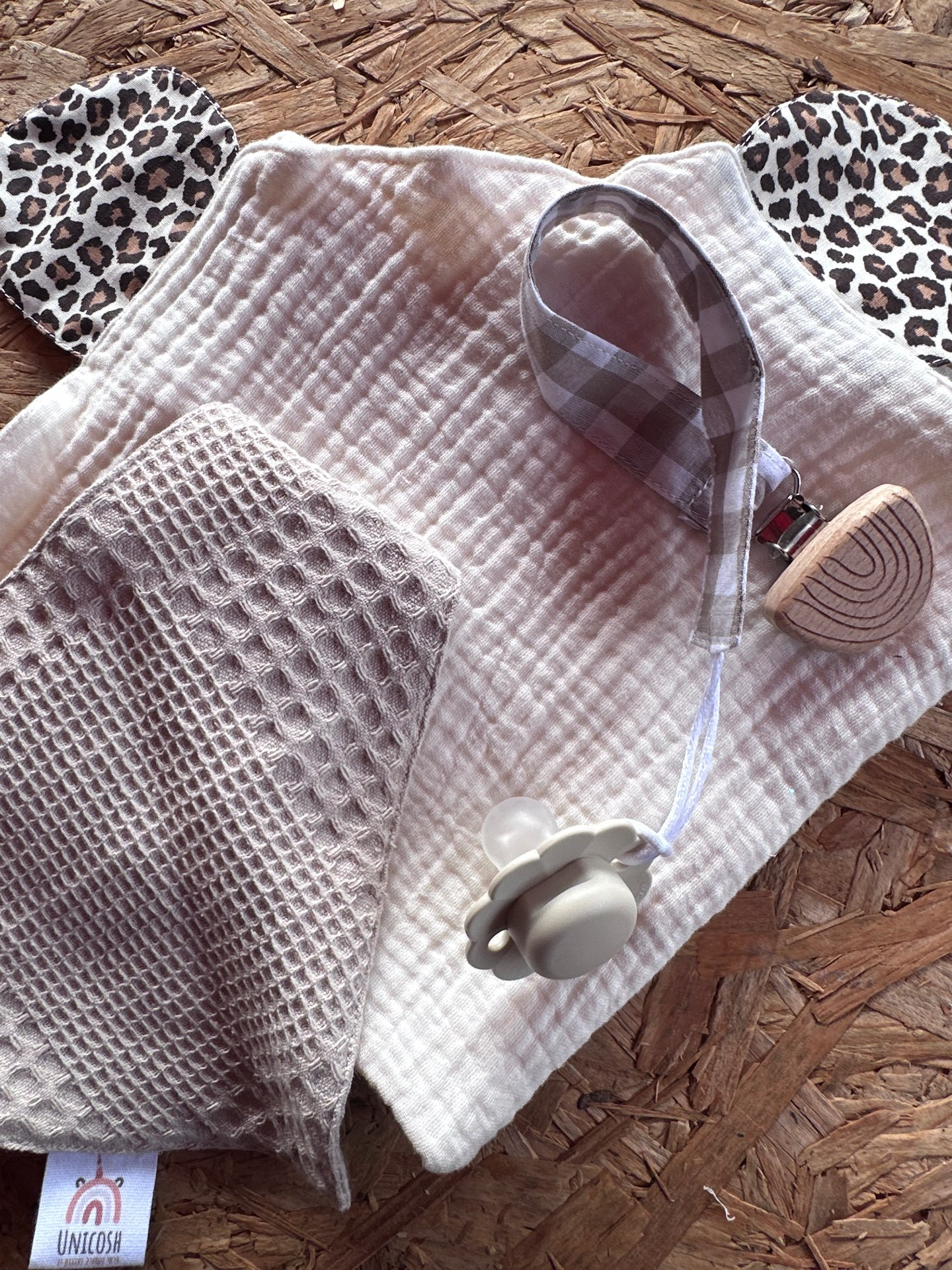 מארז שמיכה , מחזיק מוצץ וסינר בנדנה