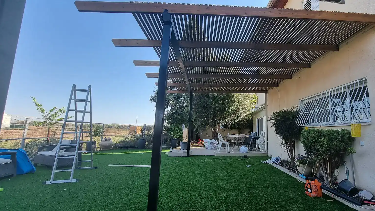  התקנת דשא סינטטי