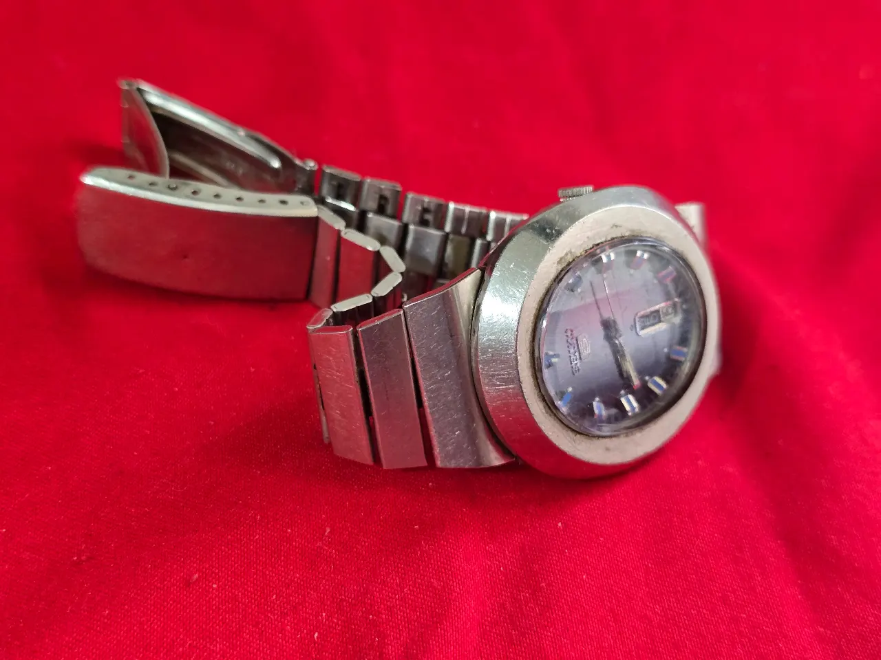 שעון יד סייקו (Seiko) הסדרה היא סייקו--5 אופייני סוף שנות ה-60 לשנת שבעים השעון במצב עבודה