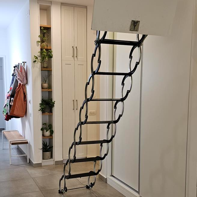 סולם מדרגות לעליית גג