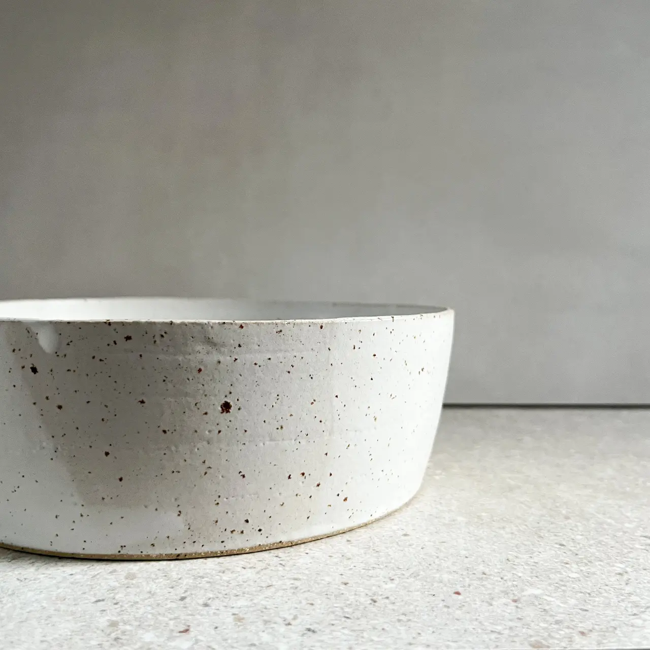 קערת הגשה לבנה מנומשת M