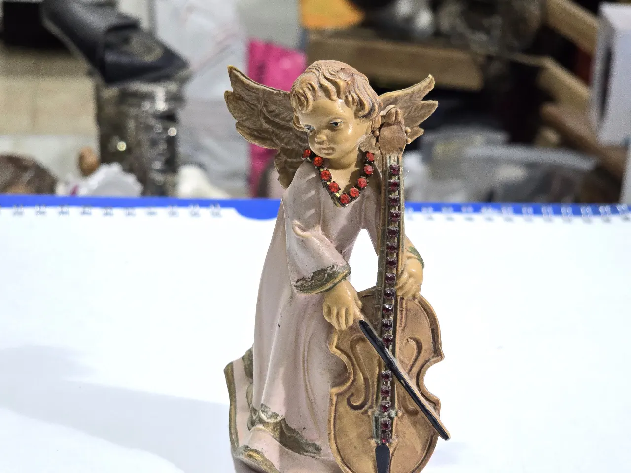 מלאכית של מיכל נגרין שבוץ אבני סברובסקי אדומות גובה 10 ס'מ