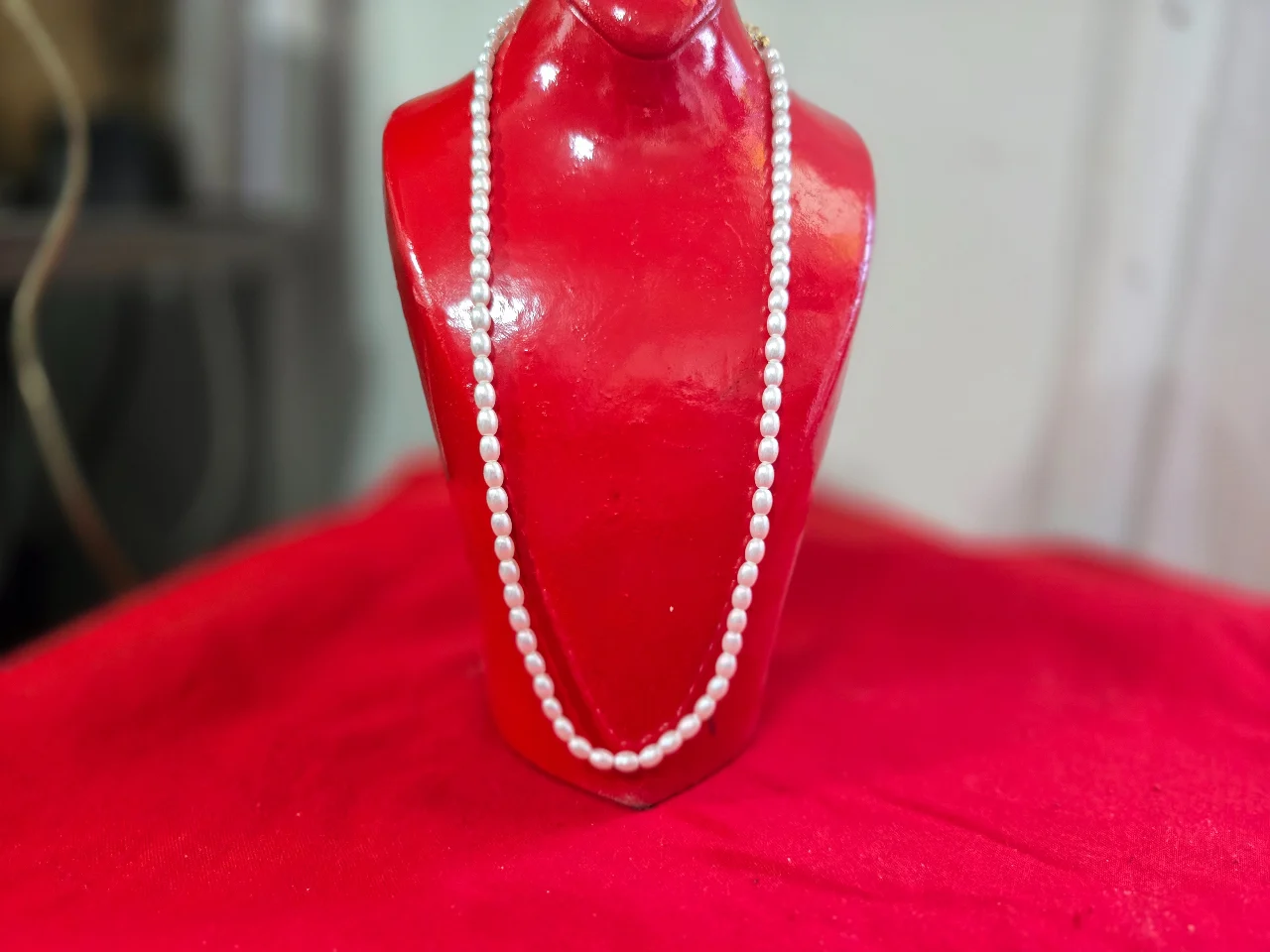 שרשרת פניני אורז עדינה עם סוגר מוזהב