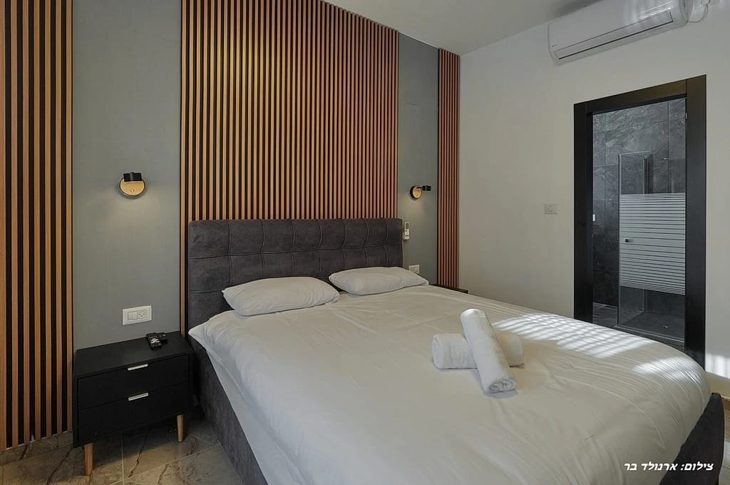 חדרי שינה עם שירותים ומקלחת פרטיים