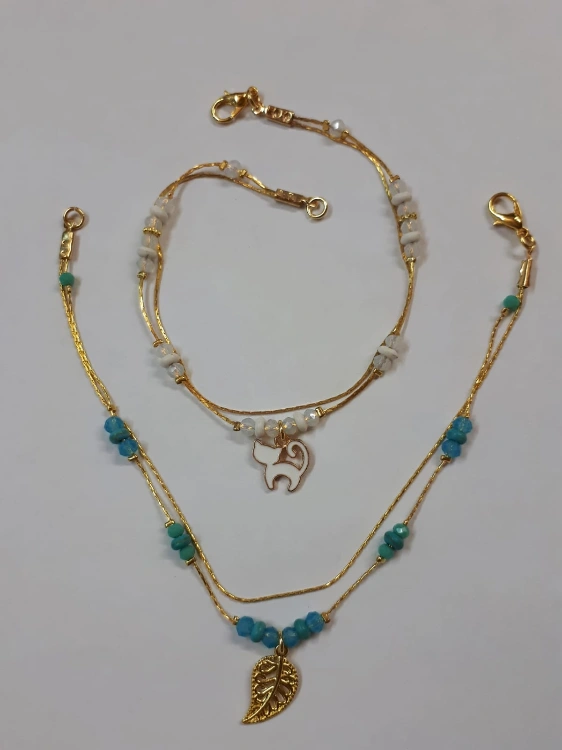 שרשראות מוזהבות עדינות