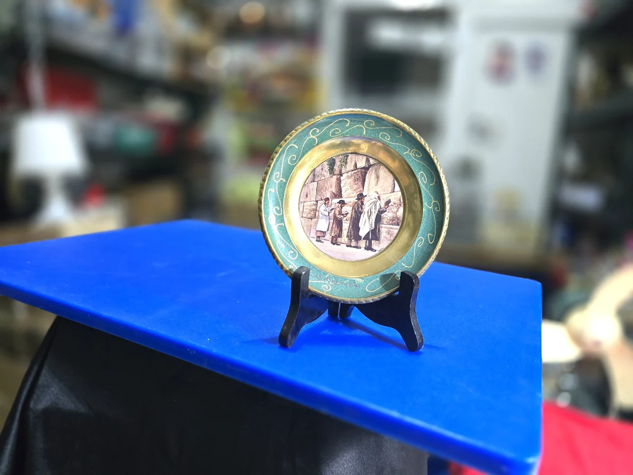 צלחת תליה ישראלית קטנה שנות ה60 עשויה נחושת מעוטרת הדפס מתפללים בכותל חתומה נושאת בול מס קניה מצב מצוין קוטר 14.5