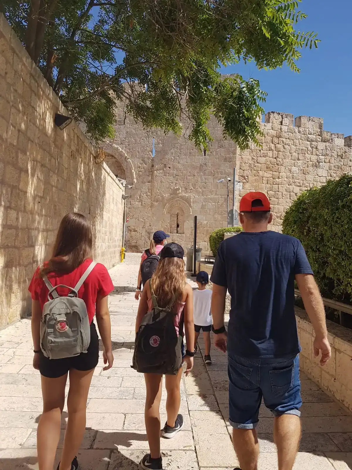 ירושלים פנים רבות לה