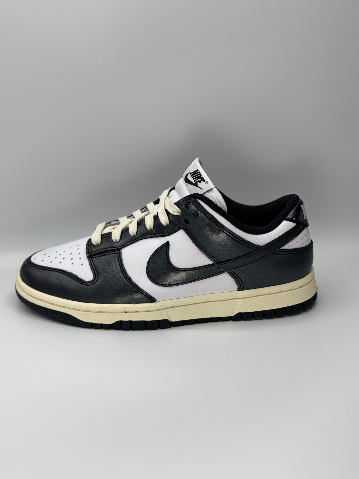 “Nike Dunk Low  “Vintage Panda