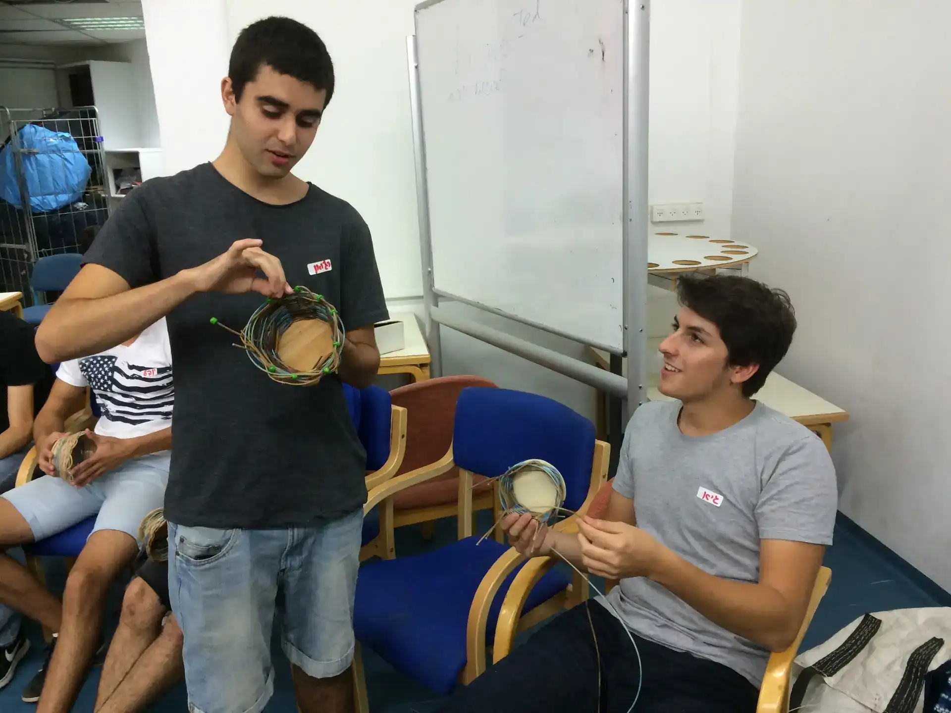 סדנה לנוער, בתי ספר מיסודי ועד תיכון. הסדנא מוכרת בגפן תוכנית: קליעת סלים וחוויה מספר 18866.