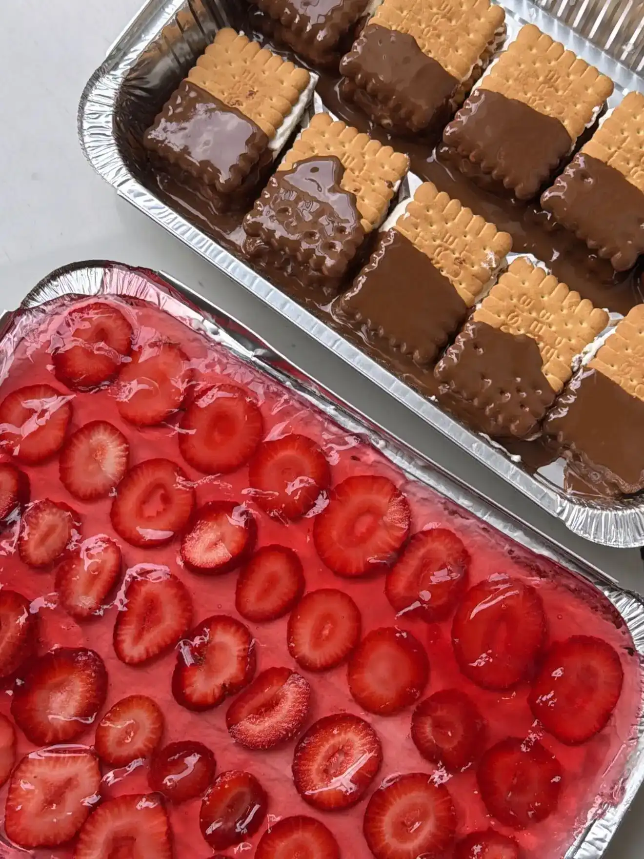 עוגת בסקוויטים ועוגת תותים