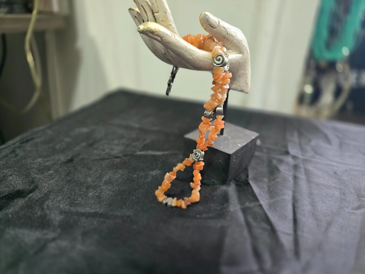 שרשרת עם חרוזי ענבר ואלמנטים  ממתכת