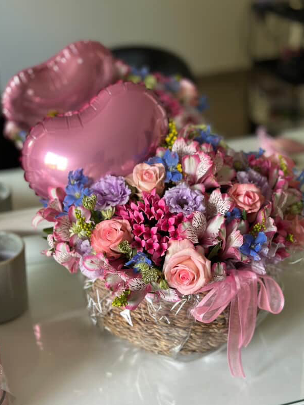 סלסלת פרחים עם בלון 450₪