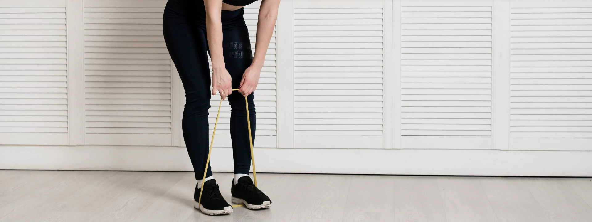 הרחקת ירך כנגד גומיה (Hip Abduction)