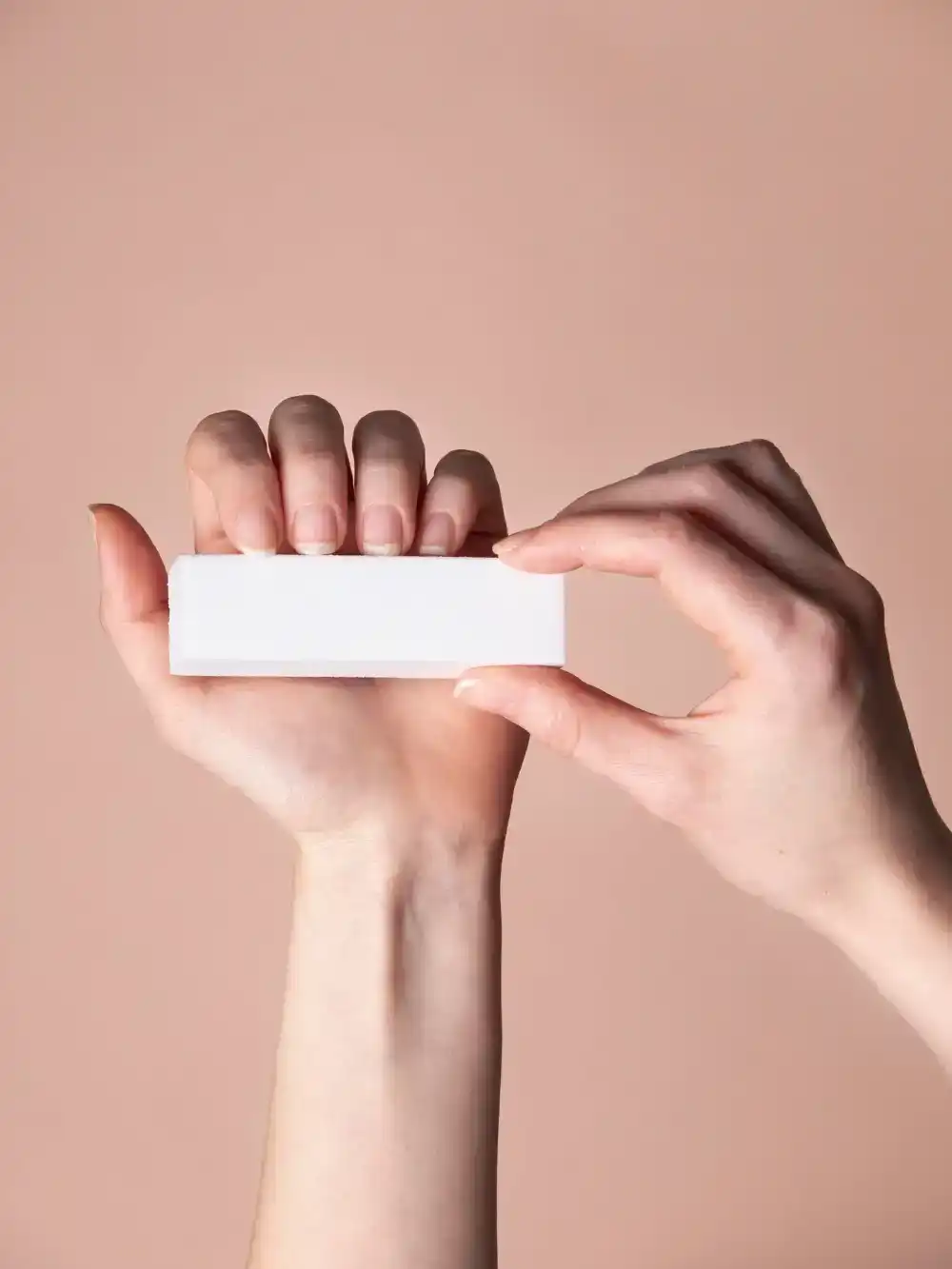 פדיקור ג׳ל רגליים בדימונה – טיפוח שמחזיק לאורך זמן