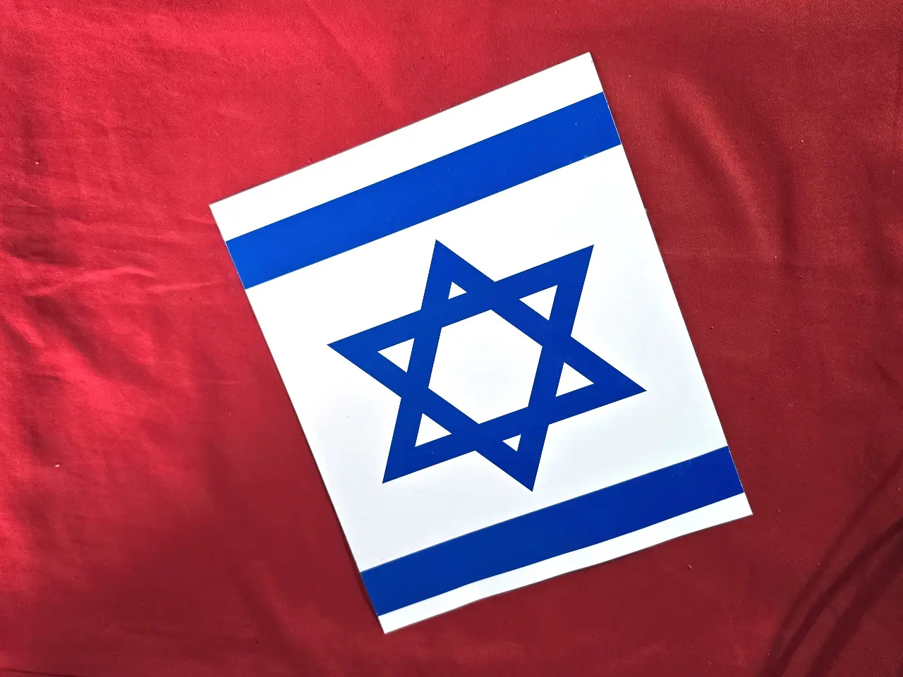 כרזה של שרוליק, הצבר המיתולוגי, במסגרת קידום פירות ישראל: פרי ישראלי - קח פרי ישראלי ותהיה לי בריא, שנות השמונים. בצידו השני - דגל ישראל מידות: 25 ס"מ * 20 ס"מ