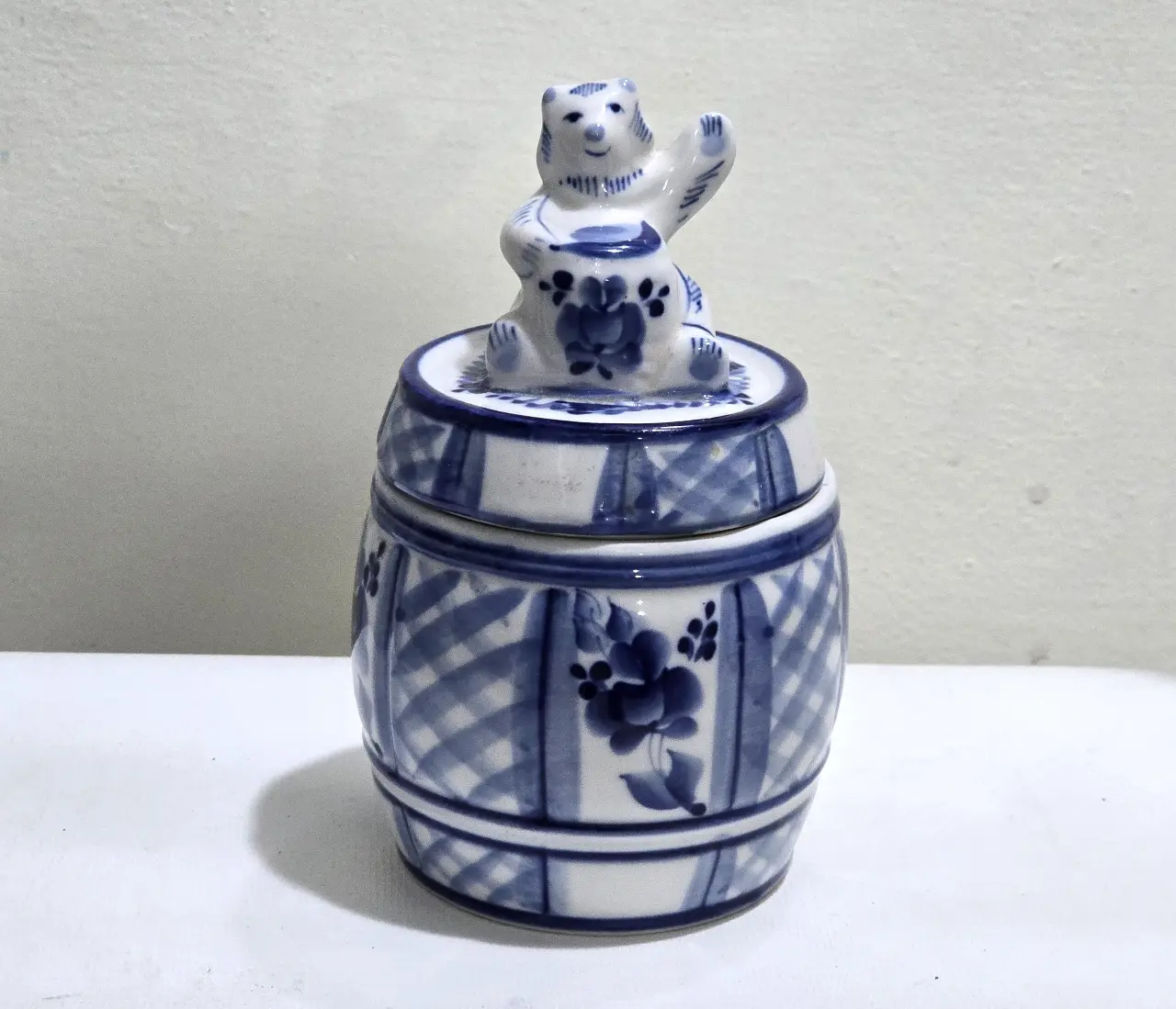 צנצנת דבש מפורצלן המעוטרת עם דב במיכסה חתומה בתחתית גובה 14 ס'מ