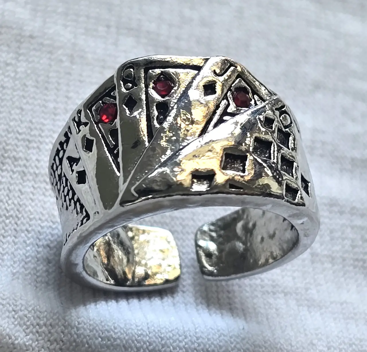 טבעת מתכווננת לשחקני הקלפים ובכלל