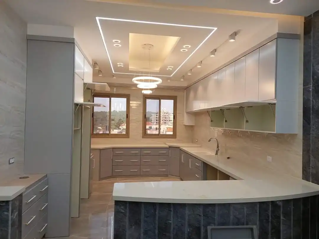 מטבח בגווני שמנת ובז'