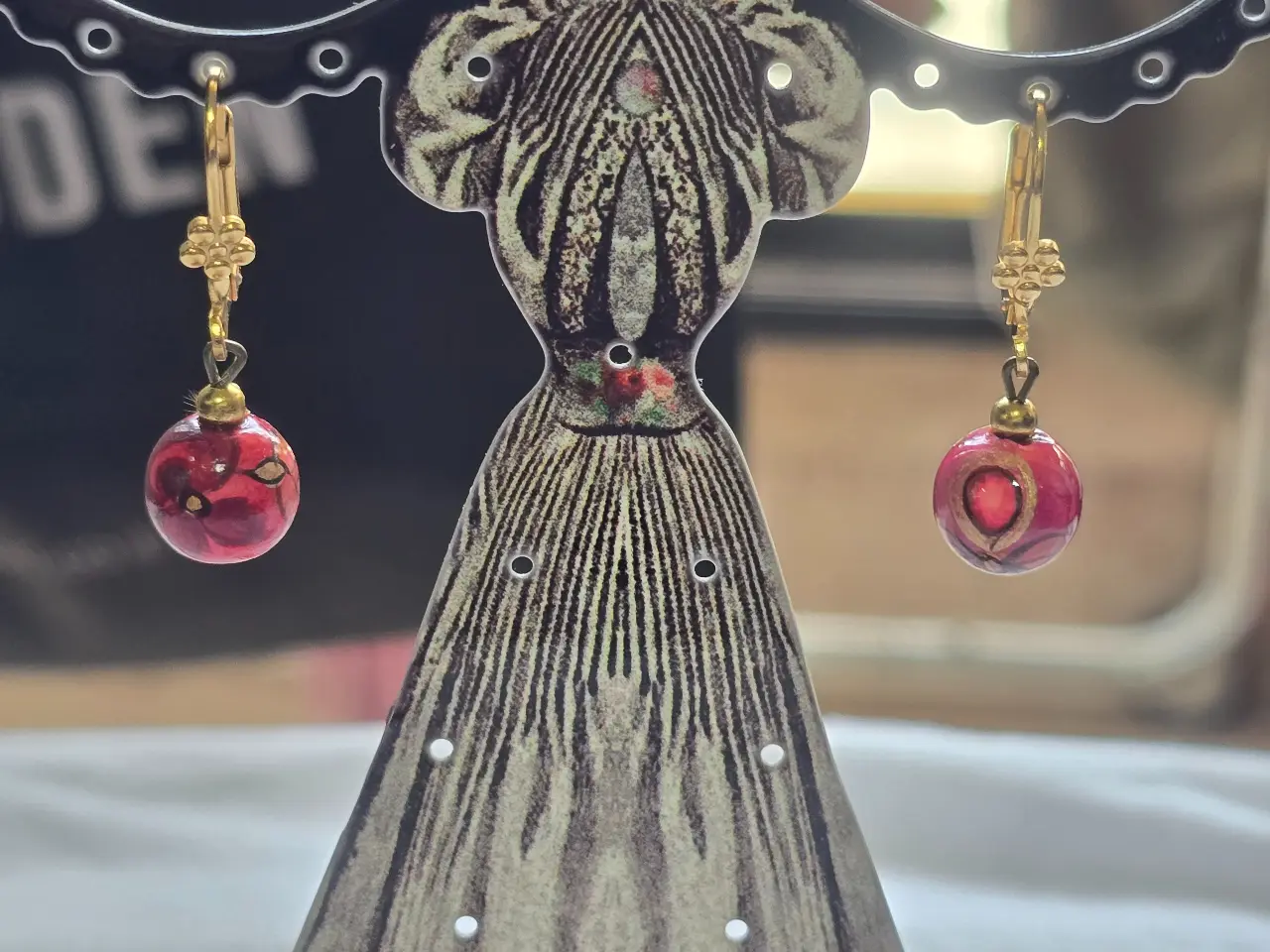 זוג עגילי קוראל עץ וסוגרים ציפוי זהב