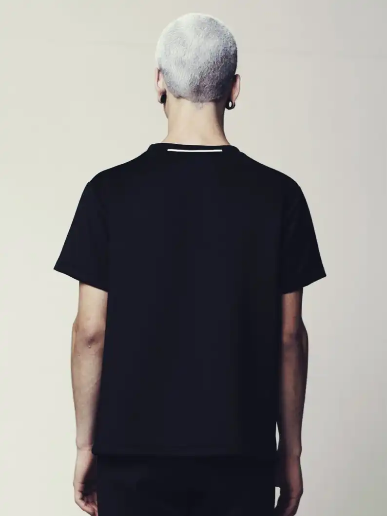 חולצת סקובה שחורה לגברים: טופ מינימליסטי אוברסייז עם שרוול קצר