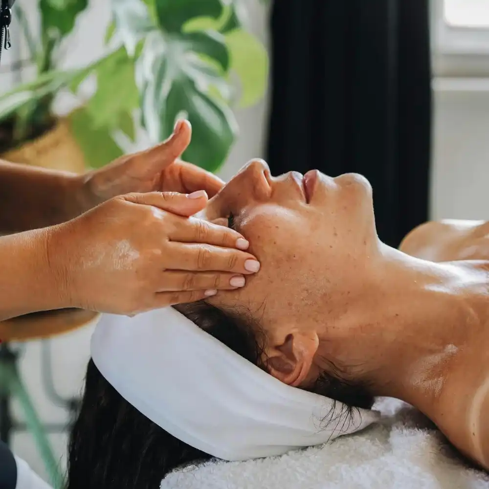 מהו טיפול פנים הוליסטי וכיצד הוא משפיע על העור?