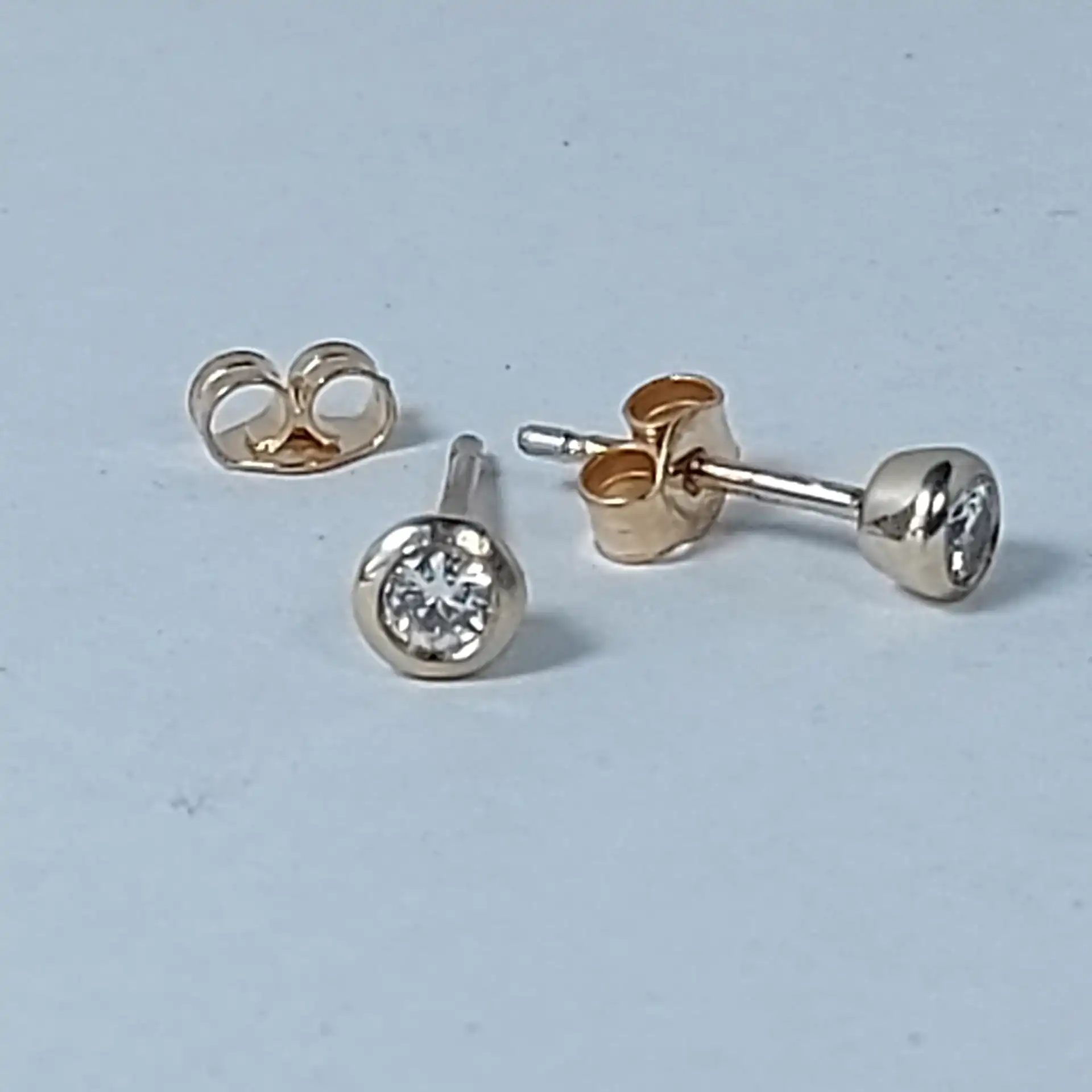 עגילים צמודים משובצים ביהלומים זהב 14K
