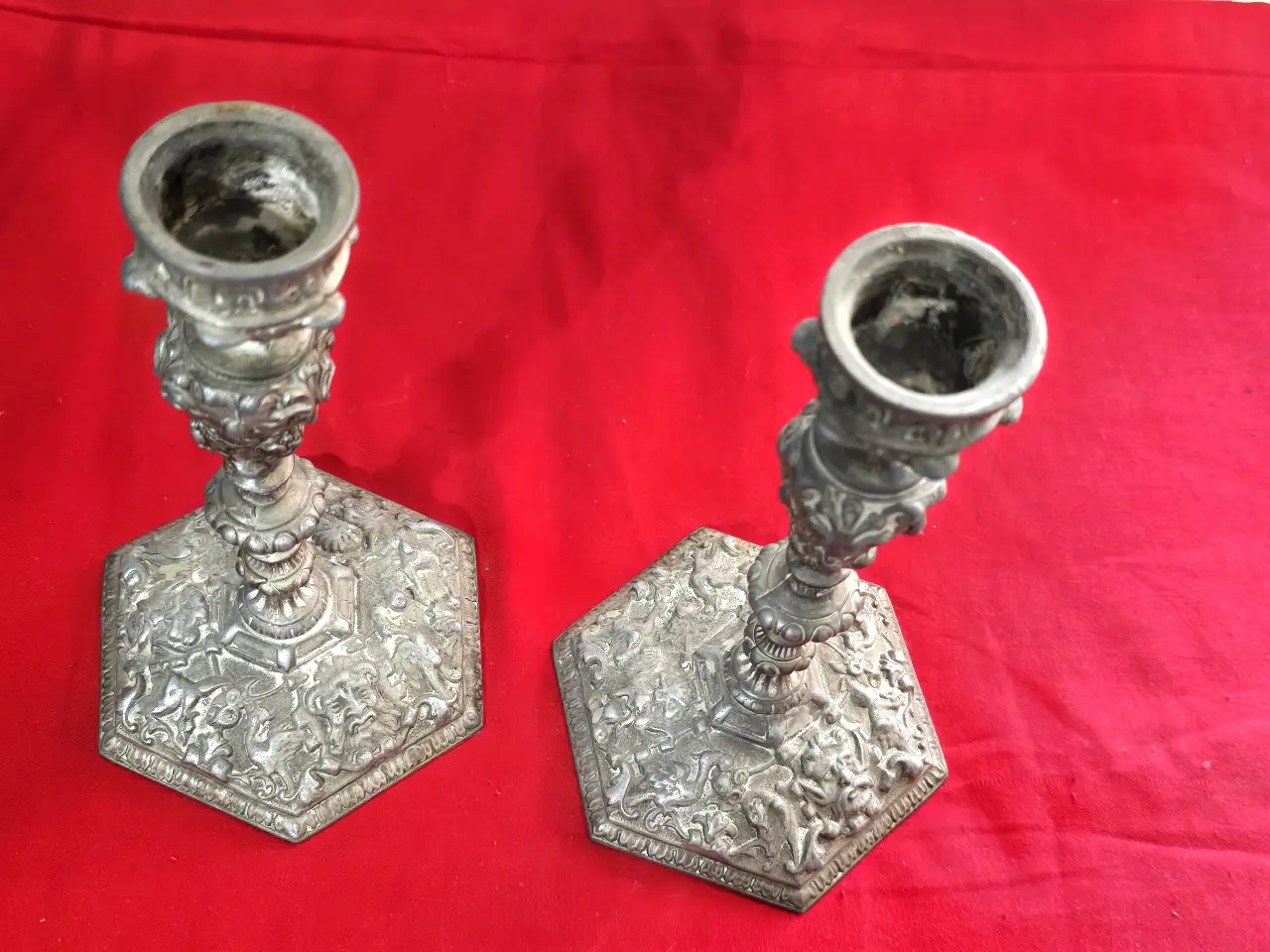 זוג פמוטים לשבת עתיקים בעלי עיצוב מורכב המתכת מצופה בכסף גובה 17 ס'מ