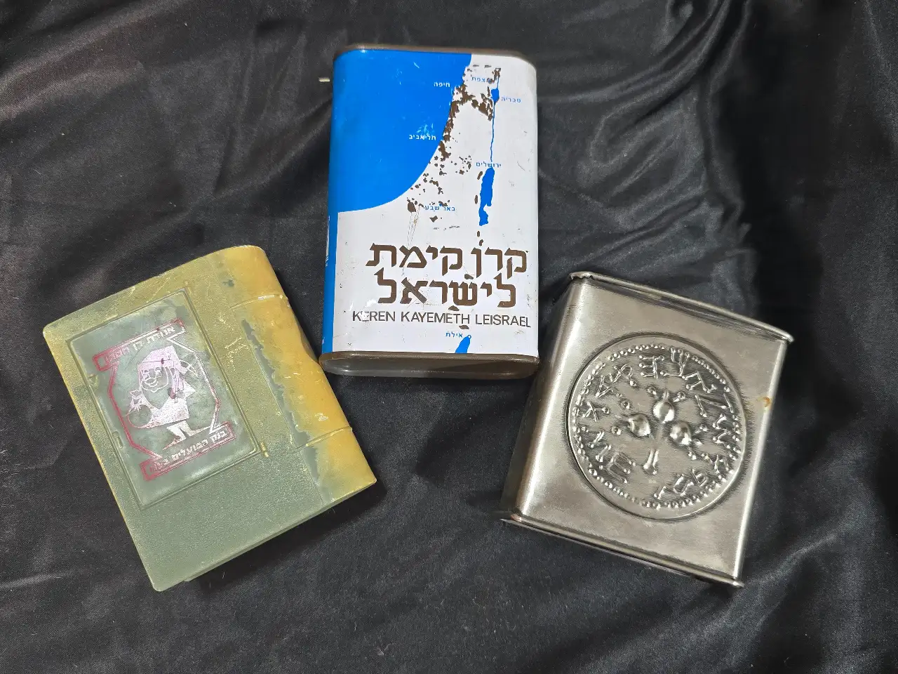 לוט 2 קופות ישנות, אחת דוגמת קק"ל, השנייה בדוגמת מטבע עתיק מוטבע-ללא אפשרות נעילה בחלק התתון,גובה 10.5 ו 14 בהתאמה ובנוסף דן חסכן פלסטיק
