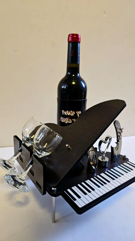 מעמד מטורףףף פסנתר עם כוסות ויין ממותג
