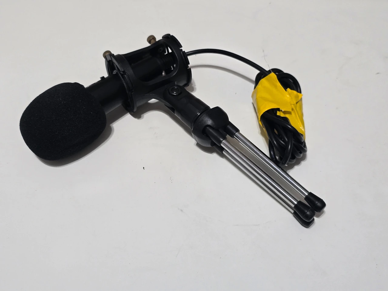 מיקרופון עמדה על רגליים  אפשר להתחיל לשדר