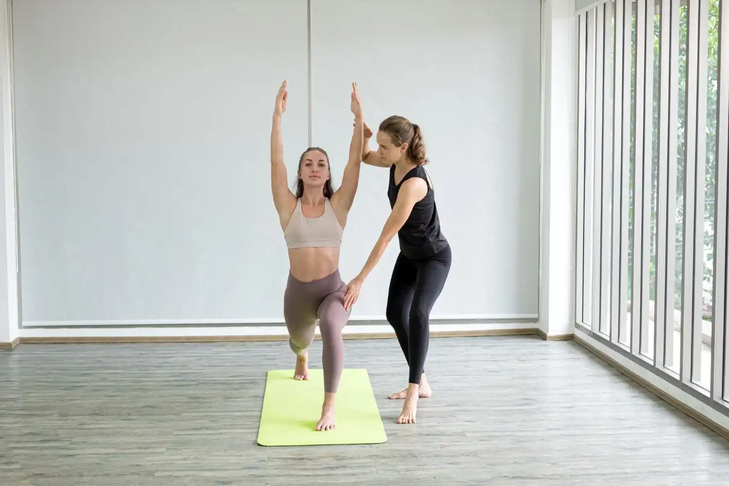 שיעור יוגה אישי בבית הלקוחה