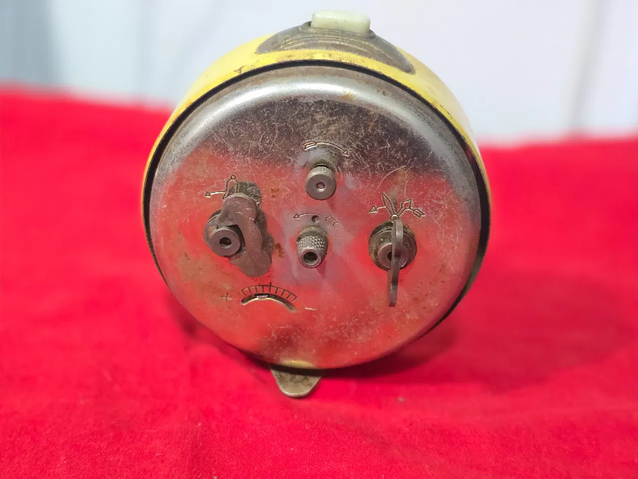 שעון מעורר ישן מאד שנות ה..50\60 יוצר בגרמניה בולי מס קניה מצתב חיצוני לא רע שלם  חיצונית יד טובה מסדרת את השעון לאספנים