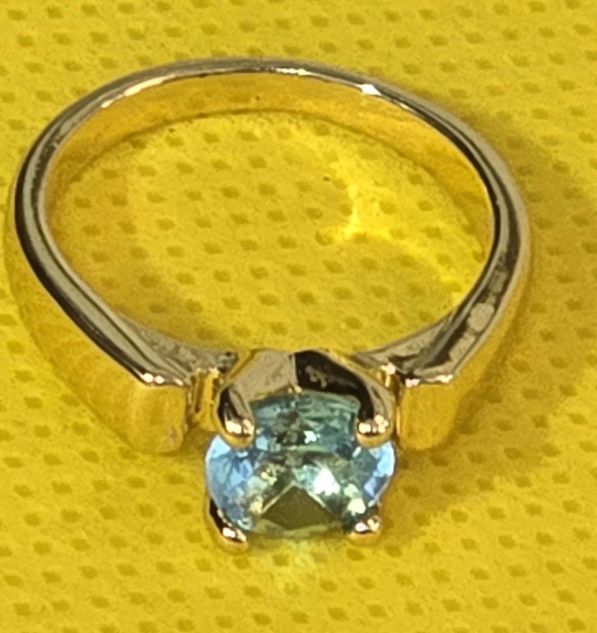 טבעת מעצבים גולדפילד איכותי בציפוי זהב 18 קראט  ראש הטבעת משובץ באבן בלו טופז בליטוש יהלום  בשיבוץ סוליטר מידה 6 משקל 3 גרם