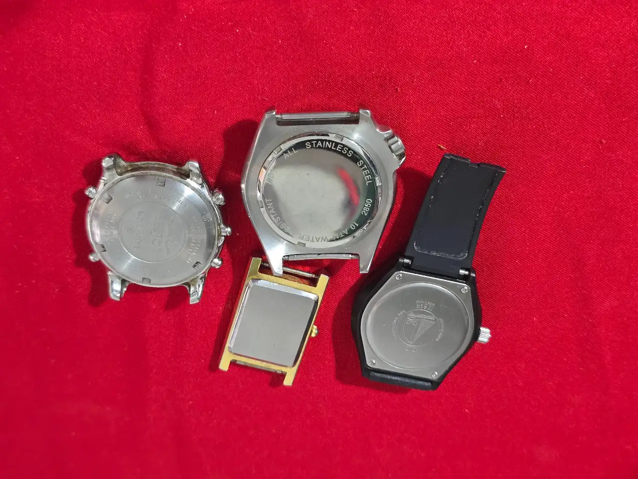 לוט של 4 שעונים כבתמונה לא נבדקה תקינות לאספנים