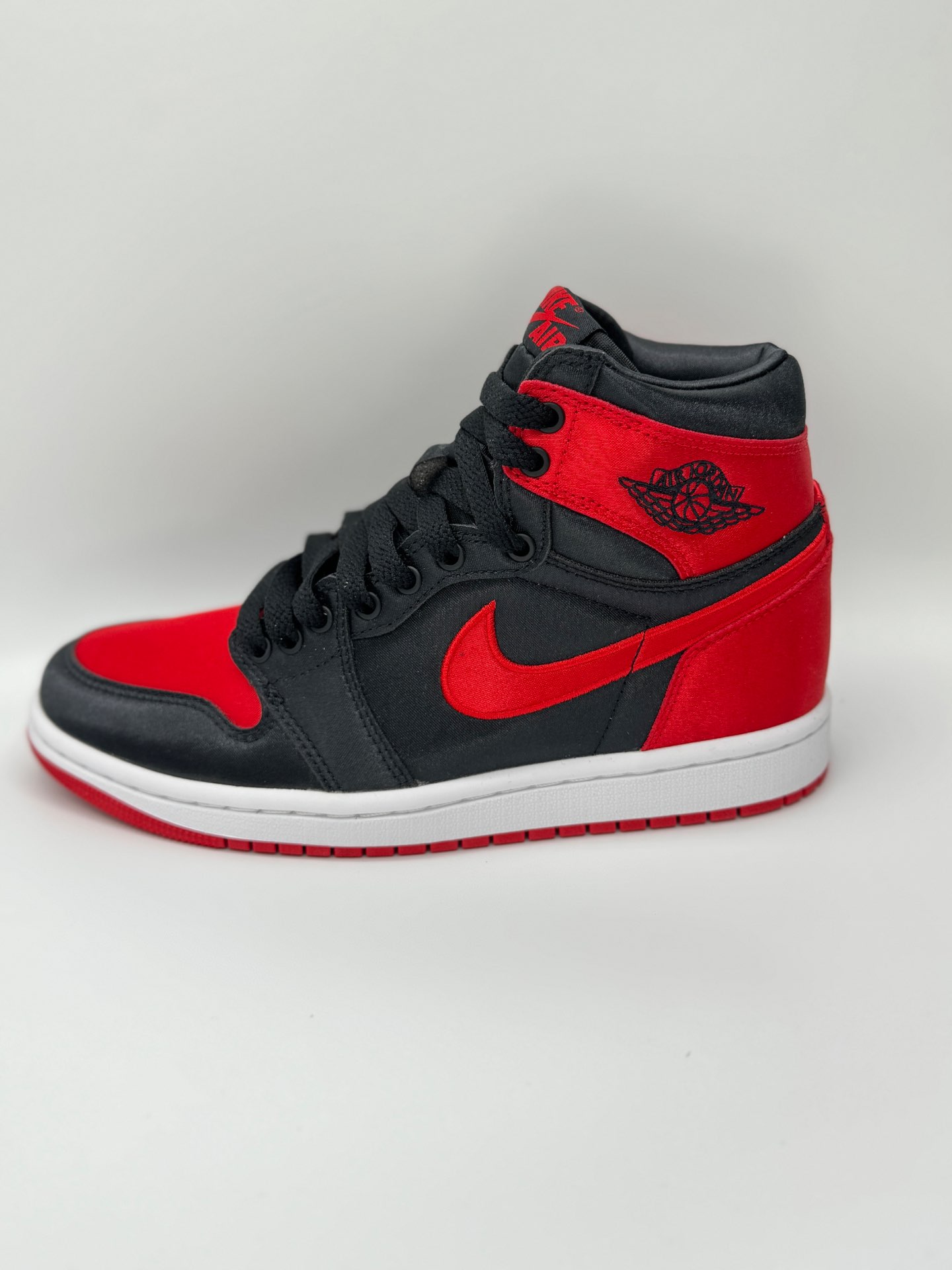 ״Jordan 1 Retro High OG “Satin Bred